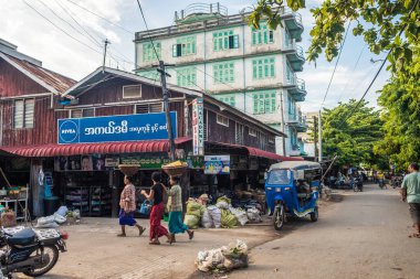 Yangon, Myanmar. 24 Ağustos, 2019: Burmalı satıcıların yerel pazardaki portresi
