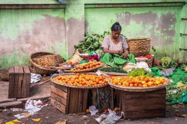 Yangon, Myanmar. 24 Ağustos, 2019: Burmalı satıcıların yerel pazardaki portresi