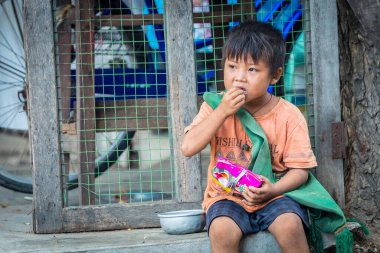Mandalay, Myanmar. 23 Ağustos, 2019: Birmanyalı fakir çocukların bir köydeki portresi