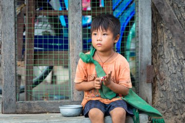 Mandalay, Myanmar. 23 Ağustos, 2019: Birmanyalı fakir çocukların bir köydeki portresi