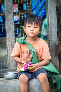 Mandalay, Myanmar. 23 Ağustos, 2019: Birmanyalı fakir çocukların bir köydeki portresi