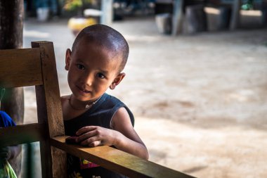 Mandalay, Myanmar. 23 Ağustos, 2019: Birmanyalı fakir çocukların bir köydeki portresi