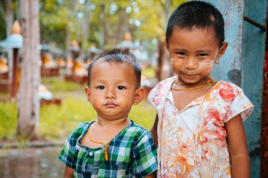 Mandalay, Myanmar. 23 Ağustos, 2019: Birmanyalı fakir çocukların bir köydeki portresi