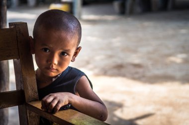 Mandalay, Myanmar. 23 Ağustos, 2019: Birmanyalı fakir çocukların bir köydeki portresi