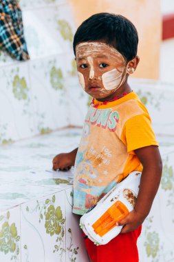 Bago, Myanmar. 16 Ağustos, 2019: Birmanyalı mütevazı aile portresi