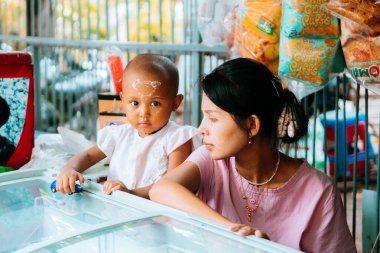 Bago, Myanmar. 16 Ağustos, 2019: Birmanyalı mütevazı aile portresi