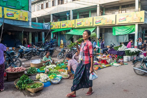 Myanmar 2019年8月24日 本地市场上的汽车厂商肖像画 — 图库照片