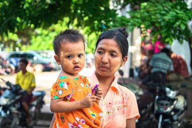 Bago, Myanmar. 16 Ağustos, 2019: Birmanyalı mütevazı aile portresi