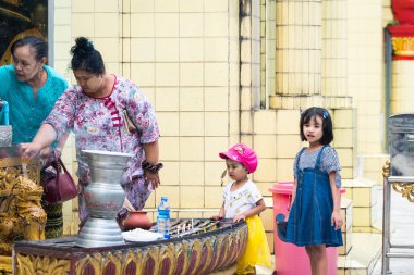 Bago, Myanmar. 16 Ağustos, 2019: Birmanyalı mütevazı aile portresi