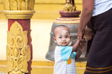 Bago, Myanmar. 16 Ağustos, 2019: Birmanyalı mütevazı aile portresi