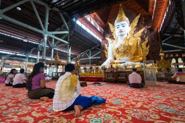 Yangon, Myanmar. 14 Ağustos 2019: Burmalı insanlar bir pagoda içinde Buda heykeline dua ediyorlar.