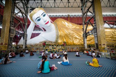 Yangon, Myanmar. 14 Ağustos 2019: Burmalı insanlar bir pagoda içinde Buda heykeline dua ediyorlar.