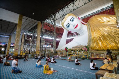 Yangon, Myanmar. 14 Ağustos 2019: Burmalı insanlar bir pagoda içinde Buda heykeline dua ediyorlar.