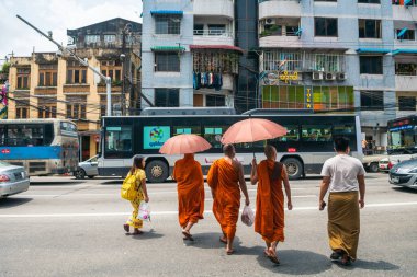 Yangon, Myanmar. 14 Ağustos, 2019: Shwedagon Tapınağı etrafındaki keşişlerin portresi