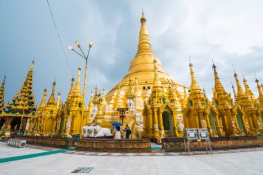 Yangon, Myanmar. 15 Ağustos 2019, Yangon, Myanmar 'da Shwedagon' un altın tapınağı.