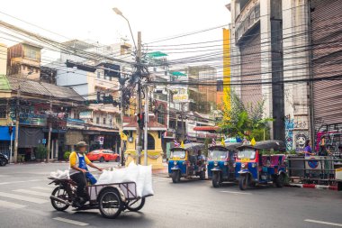 Bangkok, Tayland. 4 Eylül 2019: Bangkok, Tayland 'ın kirli ve kalabalık sokakları