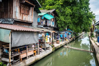 Bangkok, Tayland. 4 Eylül 2019: Bangkok, Tayland 'ın kirli ve kalabalık sokakları