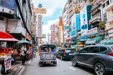 Bangkok, Tayland. 4 Eylül 2019: Bangkok, Tayland 'ın kirli ve kalabalık sokakları