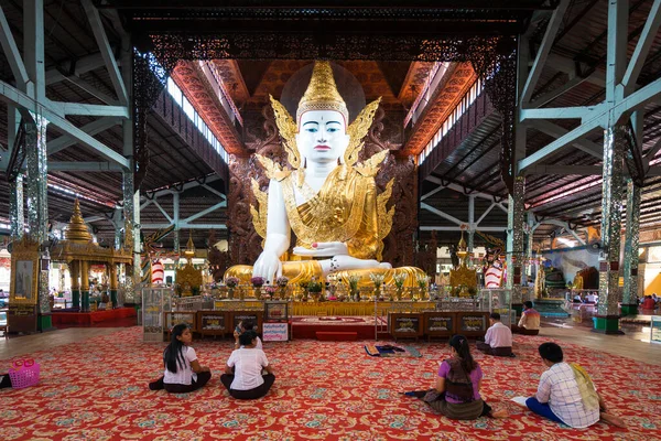 Jangon Och Myanmar Augusti 2019 Burmesiska Människor Ber Till Buddhastatyn — Stockfoto