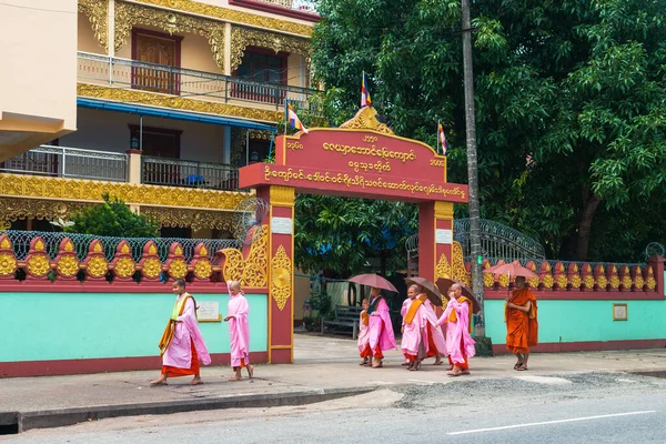 Yangon Myanmar Ağustos 2019 Shwedagon Tapınağı Etrafındaki Keşişlerin Portresi — Stok fotoğraf