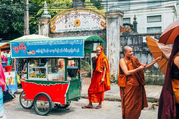 Yangon Och Myanmar Augusti 2019 Porträtt Munkar Runt Shwedagon Tempel — Stockfoto