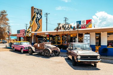 SELİGMAN. ARIZONA. 28 Ağustos 2017: 66. karayolu, Arizona 'daki ünlü Seligman kasabası