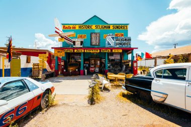 SELİGMAN. ARIZONA. 28 Ağustos 2017: 66. karayolu, Arizona 'daki ünlü Seligman kasabası