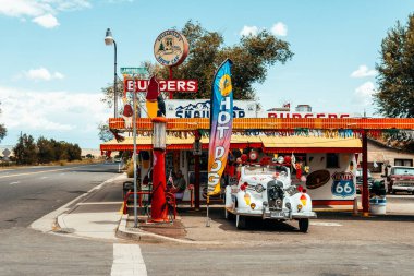 SELİGMAN. ARIZONA. 28 Ağustos 2017: 66. karayolu, Arizona 'daki ünlü Seligman kasabası