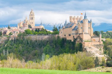 Arkaplanda Alcazar Kalesi ve Segovia Şehri manzaraları