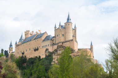 Arkaplanda Alcazar Kalesi ve Segovia Şehri manzaraları