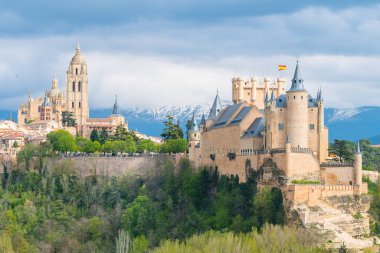 Arkaplanda Alcazar Kalesi ve Segovia Şehri manzaraları