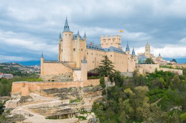 Arkaplanda Alcazar Kalesi ve Segovia Şehri manzaraları
