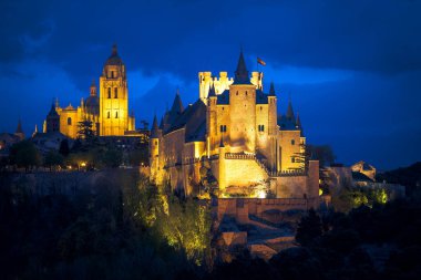 Arkaplanda Alcazar Kalesi ve Segovia Şehri manzaraları