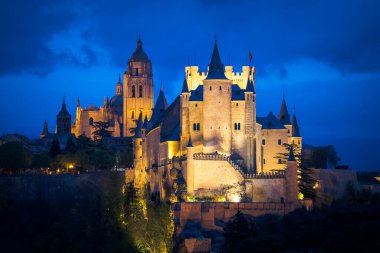 Arkaplanda Alcazar Kalesi ve Segovia Şehri manzaraları