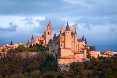 Arkaplanda Alcazar Kalesi ve Segovia Şehri manzaraları