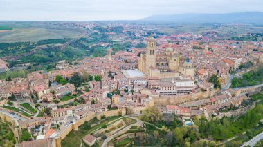 Arkaplanda Alcazar Kalesi ve Segovia Şehri manzaraları