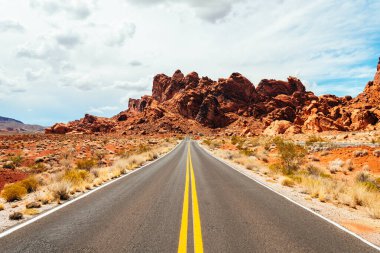 Nevada, Ateş Vadisi 'ndeki muhteşem çöl yolu.