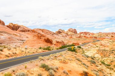 Nevada, Ateş Vadisi 'ndeki muhteşem çöl yolu.