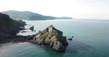 İspanya 'nın Bask ülkesindeki Gaztelugatxe adasına hava manzarası