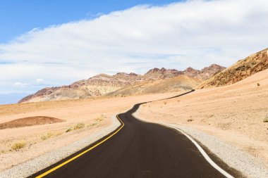 Nevada, Ateş Vadisi 'ndeki muhteşem çöl yolu.