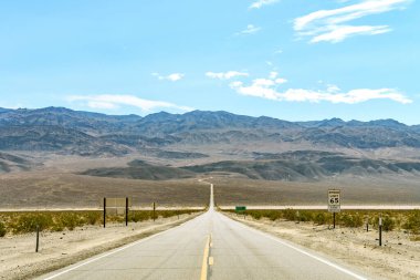 Nevada, Ateş Vadisi 'ndeki muhteşem çöl yolu.