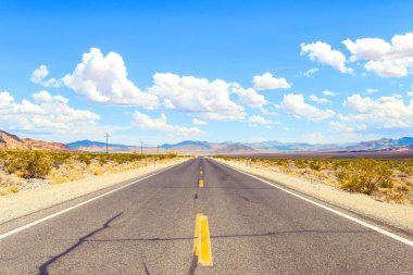 Nevada, Ateş Vadisi 'ndeki muhteşem çöl yolu.