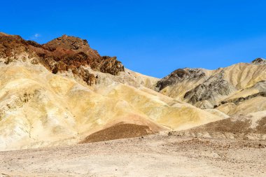 Ölüm vadisindeki Badwater havzasında çöl manzarası