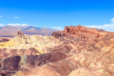 Ölüm vadisindeki Badwater havzasında çöl manzarası