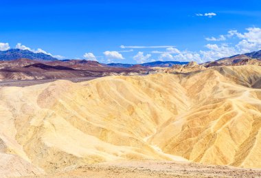Ölüm vadisindeki Badwater havzasında çöl manzarası