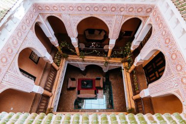 Marrach, Fas 'tan. 5 Kasım 2017: Geleneksel ev iç avlu manzarası