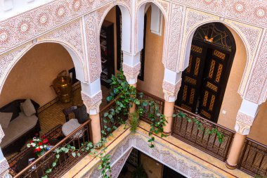 Marrach, Fas 'tan. 5 Kasım 2017: Geleneksel ev iç avlu manzarası