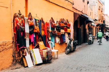 Marakeş, Fas. 4 Kasım 2017: Marakeş Medine 'nin renkli caddesi, Fas