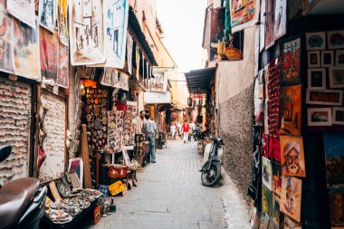 Marakeş, Fas. 4 Kasım 2017: Marakeş Medine 'nin renkli caddesi, Fas