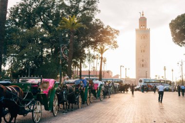 Marrach, Fas 'tan. 7 Kasım 2017: Marakeş 'teki djemaa el fna meydanının panoramik görüntüsü